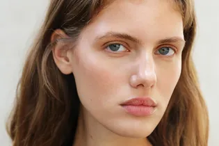 Мы выбрали 6 лучших средств для умывания, которые не сушат кожу