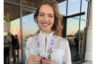 Наталья Водянова дополнила элегантную юбку Dior кожаными кроссовками