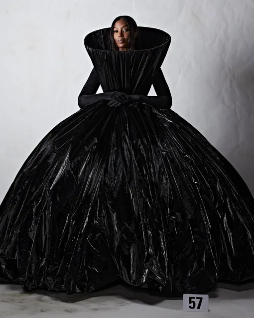 Наоми Кэмпбелл в лукбуке Balenciaga Haute Couture осень-зима 2022/23