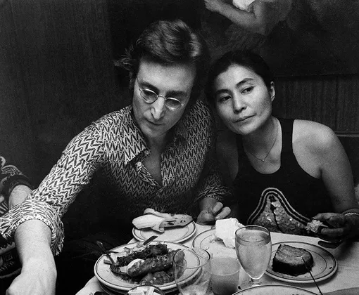 Джон Леннон и Йоко Оно в ресторане. Нью-Йорк, 1972 год