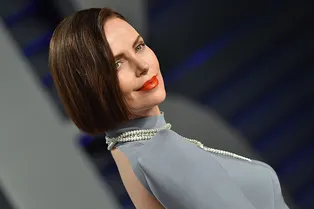 От прозрачных блузок до соблазнительных мини-юбок: 14 самых эффектных выходов Шарлиз Терон