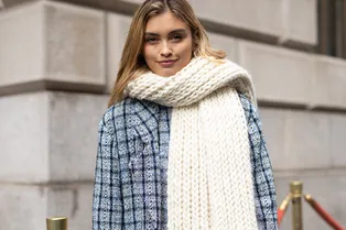 Как носят теплые шарфы звезды стритстайла