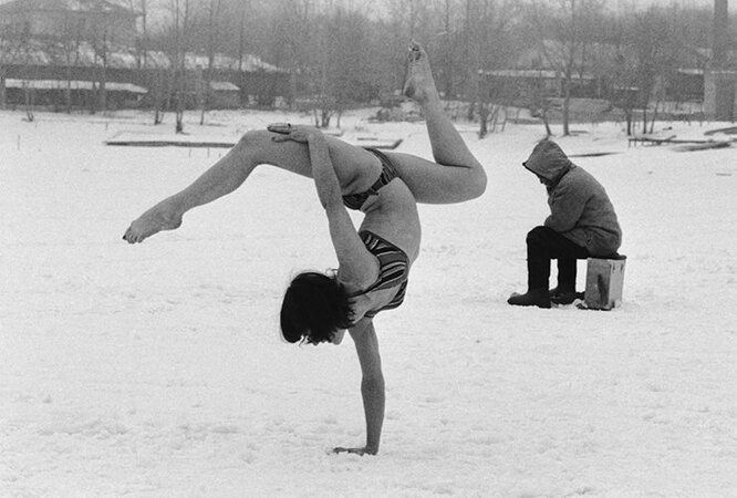 Игорь Уткин, 1985 год Артистка балета Тамара Лязгина во время процедур зимнего закаливания