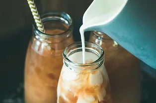 Полезно ли пить чай с молоком