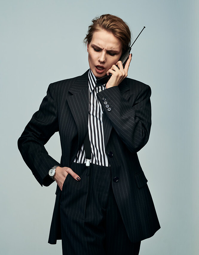 ЖАКЕТ И БРЮКИ, Dries Van Noten; БЛУЗКА, Celine by Hedi Slimane; ПОДТЯЖКИ, H ЧАСЫ RENDEZ-VOUS NIGHT & DAY MEDIUM, Jaeger- LeCoultre (СТАЛЬ) ЖАКЕТ И БРЮКИ, Dries Van Noten; БЛУЗКА, Celine by Hedi Slimane; ПОДТЯЖКИ, H ЧАСЫ RENDEZ-VOUS NIGHT & DAY MEDIUM, Jaeger- LeCoultre (СТАЛЬ)