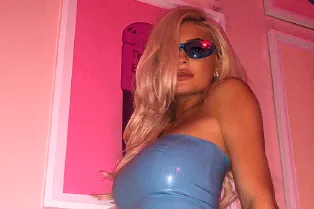 И снова латекс: Кайли Дженнер в откровенном платье без бретелек