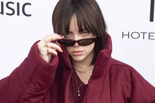 Обратно в оверсайз: Билли Айлиш в огромном пуховике в пол и с новой прической на бранче Variety