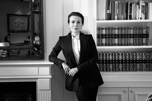 Жакет и брюки DOLCE & GABBANA; блузка FALCONERI; серьги CHLOÉ Жакет и брюки DOLCE & GABBANA; блузка FALCONERI; серьги CHLOÉ