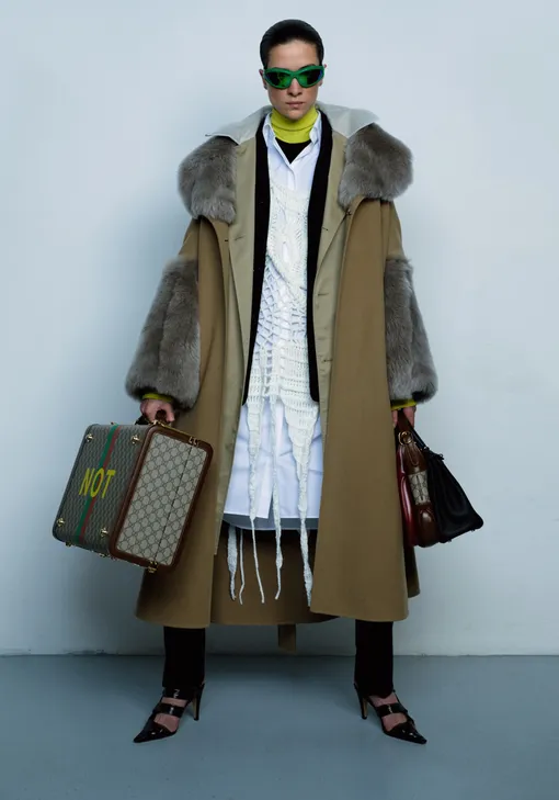 ПАЛЬТО, Loewe; ТРЕНЧ, Vetements; ДЖЕМПЕР, Prada; БЛУЗКА, The Row; ПЛАТЬЕ, Vereja; ЖАКЕТ, ВОДОЛАЗКА, БРЮКИ, ТУФЛИ И ОЧКИ, Bottega Veneta; ЧЕМОДАН И СУМКИ, Gucci; СУМКА (черная), Hermès; КОЛЬЦО (на среднем пальце) LV VOLT, Louis Vuitton (ЖЕЛТОЕ ЗОЛОТО, БРИЛЛИАНТ); КОЛЬЦО (на указательном пальце) TIFFANY T TRUE, Tiffany & Co. (ЖЕЛТОЕ ЗОЛОТО). ПАЛЬТО, Loewe; ТРЕНЧ, Vetements; ДЖЕМПЕР, Prada; БЛУЗКА, The Row; ПЛАТЬЕ, Vereja; ЖАКЕТ, ВОДОЛАЗКА, БРЮКИ, ТУФЛИ И ОЧКИ, Bottega Veneta; ЧЕМОДАН И СУМКИ, Gucci; СУМКА (черная), Hermès; КОЛЬЦО (на среднем пальце) LV VOLT, Louis Vuitton (ЖЕЛТОЕ ЗОЛОТО, БРИЛЛИАНТ); КОЛЬЦО (на указательном пальце) TIFFANY T TRUE, Tiffany & Co. (ЖЕЛТОЕ ЗОЛОТО).