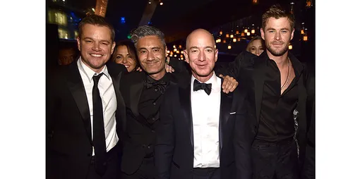 Мэтт Дэймон, Тайка Вайтити, Джефф Безос, Крис Хемсворт в Amazon Studios во время церемонии награждения «Золотой глобус», январь 2018 года
