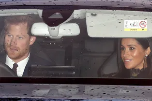 Нарядные Кейт Миддлтон и Меган Маркл прибывают на рождественский обед в Букингемский дворец