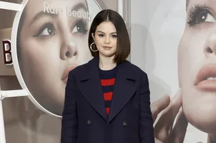 Селена Гомес в колор-блок платье с вырезом на презентации своего бьюти-бренда Rare Beauty