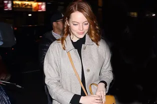 Сумка кросс-боди и уютное бежевое пальто: Эмма Стоун на свидании с возлюбленным в Нью-Йорке