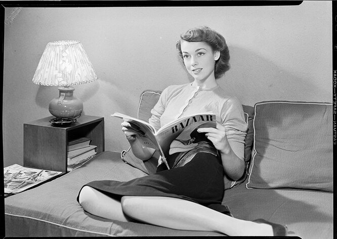 Девушка читает The Symbol, ок. 1950 года