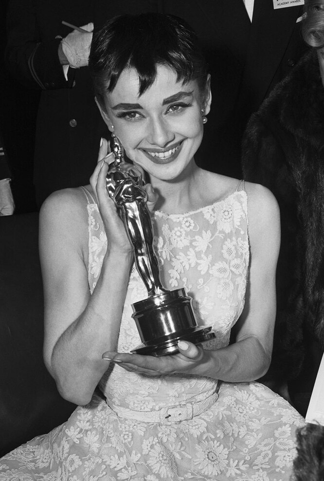 Одри Хепберн с «Оскаром» за «Римские каникулы», 1954 год