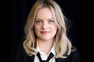 Элизабет Мосс: «Иногда думаю, было бы классно иметь в списке дел на день пункты вроде "перекрасить ногти" или "отругать садовника за неровные кусты"»