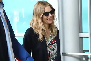 Как всего одна вещь сделала строгий монохромный образ Сиенны Миллер ярче