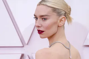 «Неправильное» колье Ванессы Кирби и бриллианты на $6 миллионов у Зендаи: самые яркие драгоценности «Оскара»