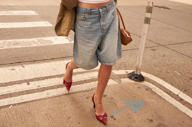 С какой обувью носить джинсовые шорты-бермуды: 5 идей