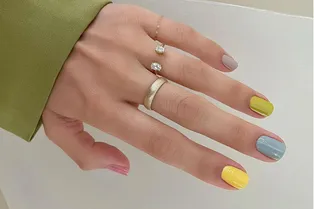 Разноцветные ногти – главный тренд весны 2021