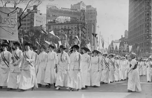 Группа медсестер в белой одежде во время демонстрации в Нью-Йорке в 1913 году
