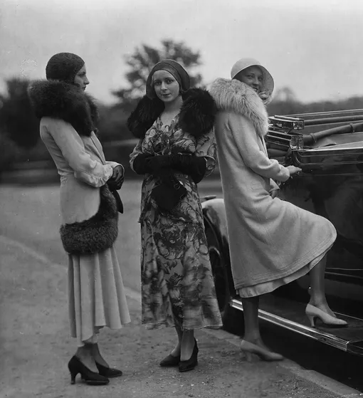 Модели в пальто и жакетах с меховой отделкой, ок. 1925 Модели в пальто и жакетах с меховой отделкой, ок. 1925