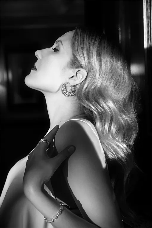 ПЛАТЬЕ, Liu Jo; СЕРЬГИ, КОЛЬЦО И БРАСЛЕТ CLASSIC, Mercury (БЕЛОЕ ЗОЛОТО, БРИЛЛИАНТЫ)