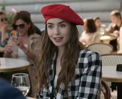 Кадр из сериала «Эмили в Париже» (2020) Кадр из сериала «Эмили в Париже» (2020)