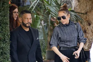 Плиссированные брюки и свитер в «елочку» — Джей Ло нашла элегантное комбо на любой случай