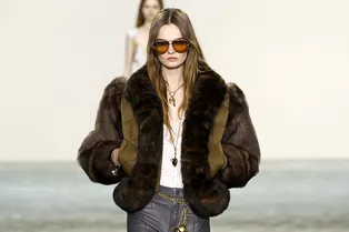 С чем носить короткую шубу: небанальные идеи с подиума