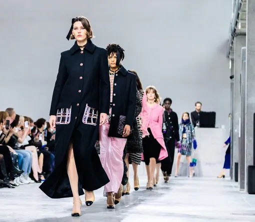 Финал показа Chanel Métiers d‘Art 2021/22