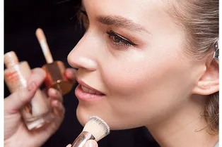 Тональные средства: как добиться идеального цвета лица без эффекта маски