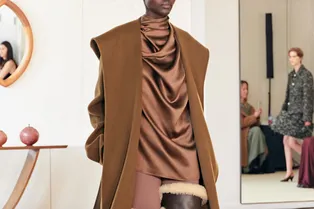 Минимализм для максималистов: драпировки — самый эффектный тренд сезона