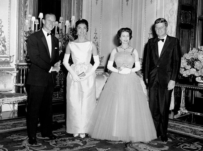 Елизавета II, принц Филипп, Джон и Джеки Кеннеди в Букингемском дворце. 5 июня 1961 