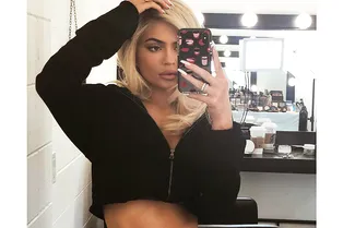 8 коротких худи, которые в этом году будут на пике популярности