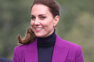 В осенней гамме: Кейт Миддлтон вышла в свет в брючном костюме глубокого пурпурного цвета