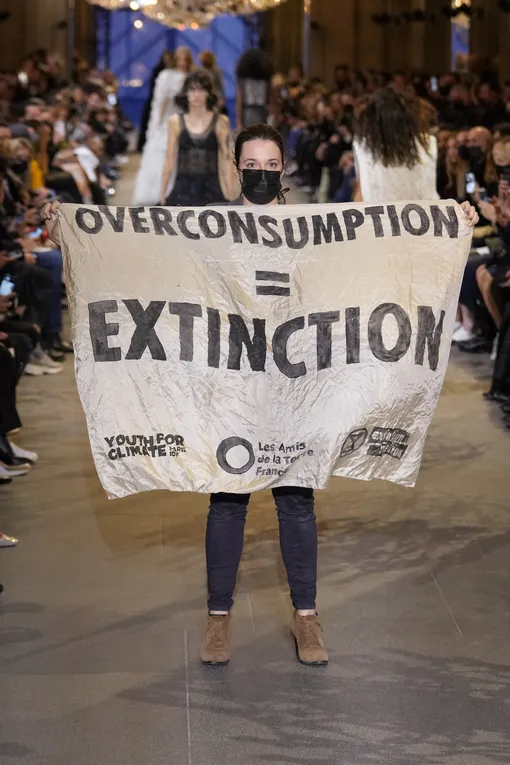 Эко-активистка на показе Louis Vuitton весна-лето 2022