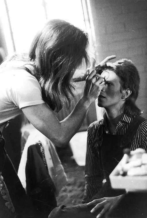 Пьер ЛяРош делает макияж Дэвиду Боуи, 1973