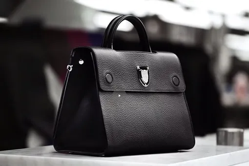 Видео: как создается сумка Diorever