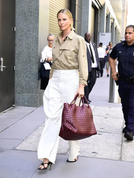 Шарлиз Терон тотал-лук Bottega Veneta