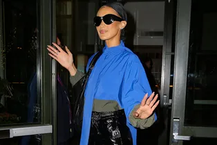 Белла Хадид нашла самый модный способ носить юбку-карандаш в новом сезоне