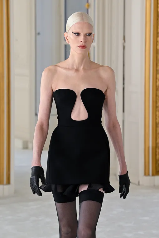 57-летняя Кристен МакМенами на показе Valentino Haute Couture весна-лето 2022