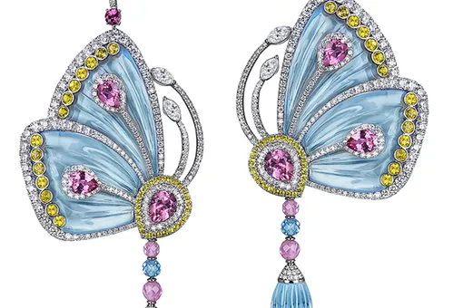 А бабочка крылышками... А бабочка крылышками...