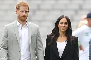 Как носить классический черный костюм по-королевски: показывает Меган Маркл