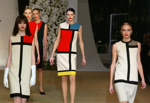 Платья Ива Сен-Лорана Mondrian из коллекции 1965 года на ретроспективном показе Yves Saint Laurent, 2002 Платья Ива Сен-Лорана Mondrian из коллекции 1965 года на ретроспективном показе Yves Saint Laurent, 2002