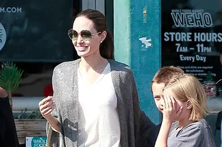 Пока Брэд Питт пытается увидеться с детьми, Анджелина Джоли водит их на шопинг