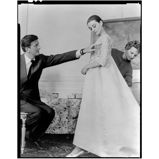 Одри Хепберн с Юбером де Живанши в его мастерской в Париже