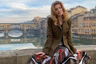 В ожидании весны: Наталья Водянова в гольфах и жакете ультрамодного цвета