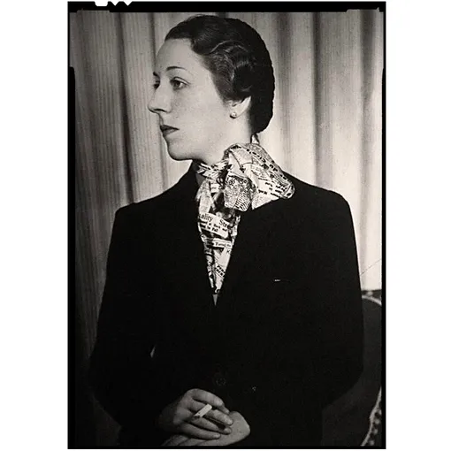 Эльза Скиапарелли в блузке с газетным принтом, 1935 год