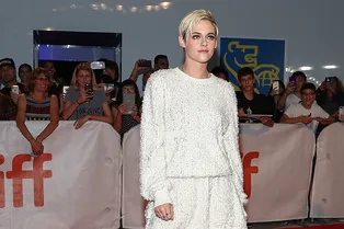 Кристен Стюарт выглядит неожиданно элегантно в коротком платье Chanel